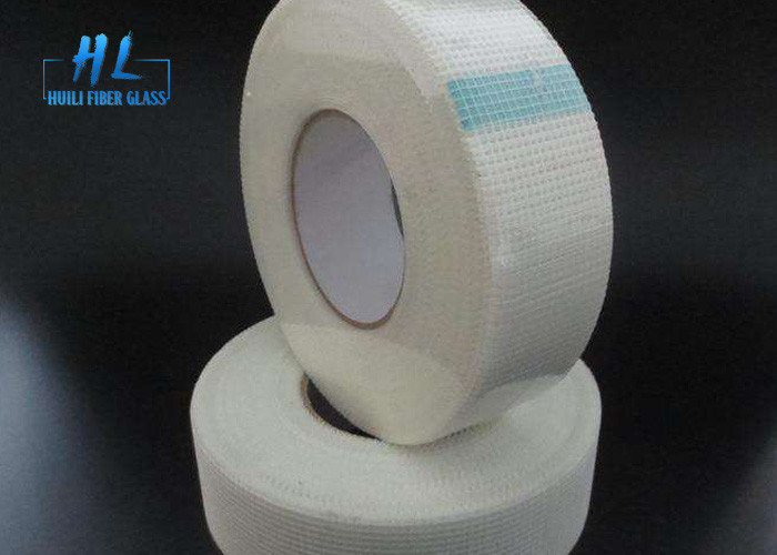 60g 3 * 3mm Kendinden Yapışkanlı Fiberglas Bant Duvar Çatlaklarını Onarımı Için Beyaz Renk