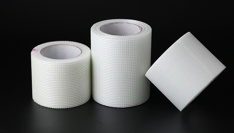 9 * 9 8 * 8 Beyaz Kendinden Yapışkanlı Fiberglas Mesh Bant Alçıpan Eklemlerini Kaplamak İçin